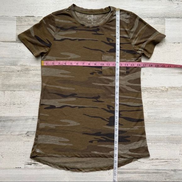 Zoe + Liv | Basic Pocket Camo Short Sleeve Tee, Small Small - Picture 8 of 10